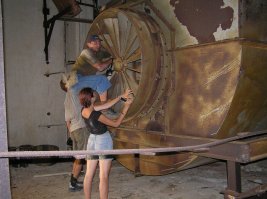 Эх, мало что осталось. Был там 15 лет назад - там было на что посмотреть - гермодвери по 30 см толщиной, реакторный кран, турбины, приборы и много-много ещё всего.