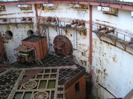 Эх, мало что осталось. Был там 15 лет назад - там было на что посмотреть - гермодвери по 30 см толщиной, реакторный кран, турбины, приборы и много-много ещё всего.