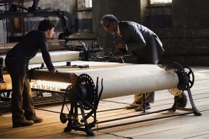 - Полотно указывает нам цель. Видишь нить выбилась из основы?
- Это брак?
- Это код. Вертикальная нить - единица. Горизонтальная - ноль.
- Бинарный код? Что там?
- Имя.