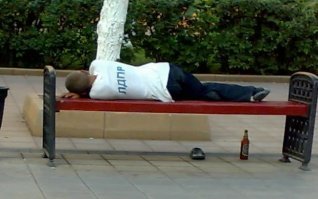 20 снимков из серии «Тем временем в…», которые высмеивают стереотипы о разных городах и странах