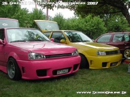 эта подпись - название мероприятия.
дауны не шарят еще и минусов наставили.
надеюсь фото морды вам поможет, умники.