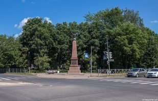 Только бы ещё хозяйством города получше занималась. На перекрёстке с обелиском здоровенная колдобина. Не придираюсь, но очень уж в глаза бросилось.