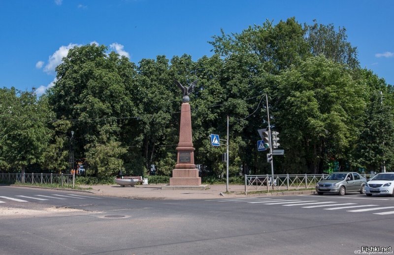 Только бы ещё хозяйством города получше занималась. На перекрёстке с обелиском здоровенная колдобина. Не придираюсь, но очень уж в глаза бросилось.