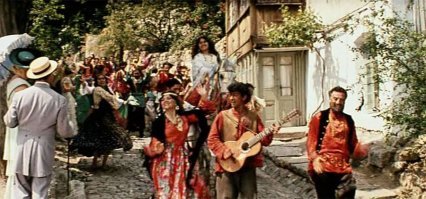 "...Одним из них был цыган Буба, а среди молодых цыганок пряталась переодетая Ксанка, которая должна была поменять медведя на Даньку. В итоге же, вызволял друга из-за решетки только Яшка..."
______________________
Вообще-то Буба никуда не делся. Вот он, идет рядом с Яшкой.