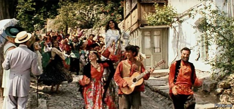 "...Одним из них был цыган Буба, а среди молодых цыганок пряталась переодетая Ксанка, которая должна была поменять медведя на Даньку. В итоге же, вызволял друга из-за решетки только Яшка..."
______________________
Вообще-то Буба никуда не делся. Вот он, идет рядом с Яшкой.