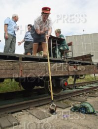 Парень уронил телефон в воду, но достать его не получится