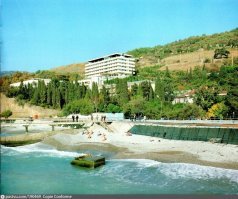 Спасибо, Урал! Снова порадовал фотографиями Ялты. 
Но где ты их находишь??? Большинство "фоток", явно не "открыточные", а как из домашнего альбома...
Площадь Радина: впереди за поворотом - "Чарда", справа за кадром - Малые "трэки", за спиной фотографа - винный погребок.
Осьминог ещё поднимал щупальца, и кабинки крутились...
Здесь могу ошибаться, но мне кажется, что это пансионат им. Мориса Тореза, не далеко от Ялтинской нефтебазы (бывшей).
Я наверное даже не удивлюсь, если на каких-нибудь фото увижу себя, или знакомых, или родственников... А может даже очень удивлюсь... :)
Спасибо за путешествие!