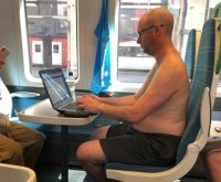 Яйценюх в ЛодОне?! "Новичка" не боится? ))