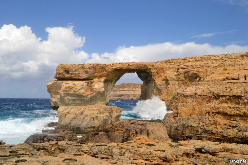 Запреты запретами, но лично наблюдал, как на Правчицку брану залезали ***. Точно так же, как и на Азуре виндов на Гозо. Правчицка брана пока стоит, а вот Азуре виндов уже рухнули и теперь остались только в воспоминаниях.