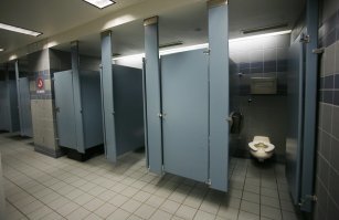 В нормальную открыли (сколько помню, всегда дверь внутрь открывается), а петли универсальные - на обе стороны. Вон слева ограничитель есть, чтобы не открывалось наружу (и там же замок).