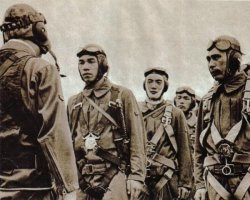 да были парашюты, и спасжилеты надевали.На фото у пилотов подвесная система парашюта и спасжилет.