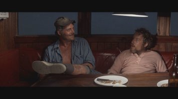 А причем тут Рой Шайдер? На фото к иллюстрации "Челюстей".
Правильное фото указанных актёров. 
Роберт Шоу и Ричард Дрейфус.