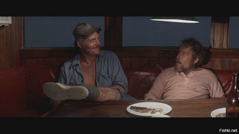 А причем тут Рой Шайдер? На фото к иллюстрации "Челюстей".
Правильное фото указанных актёров. 
Роберт Шоу и Ричард Дрейфус.