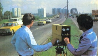 Это опять Ленинградское шоссе на въезде в Москву, старый арочный мост ещё не разобран. Такой сохранился только в Братеево, на другой стороне Москвы. Не пойму, что ребята меряют: загазованность, что ли?