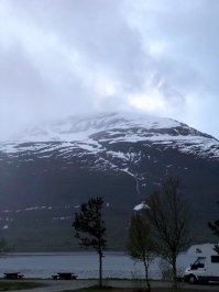 Ездил в конце мая в Норвегию на рыбалку, впечатлений масса! От необычной природы, шикарных видов, цен на бензин и на жильё) Был в Тромсё, моросит дождь постоянно, и жителей это не смущает. Они продолжают кататься на роликах и велосипедах или просто бегают, насквозь мокрые.. На счёт тюремного срока за превышение скорости: специально интересовались расценками, не нашел там про задержание. Может за рецидив? Самый большой штраф около 90тр на наши.