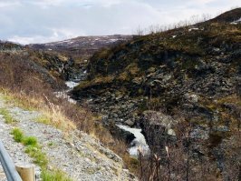 Ездил в конце мая в Норвегию на рыбалку, впечатлений масса! От необычной природы, шикарных видов, цен на бензин и на жильё) Был в Тромсё, моросит дождь постоянно, и жителей это не смущает. Они продолжают кататься на роликах и велосипедах или просто бегают, насквозь мокрые.. На счёт тюремного срока за превышение скорости: специально интересовались расценками, не нашел там про задержание. Может за рецидив? Самый большой штраф около 90тр на наши.