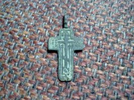 Поднял подобный крестик в Смоленской области..теперь вот вопрос мучает,может вернуть на место или оставить дальше себе ? В церковной лавке спросил..говорят как хочешь,можно и так и так...