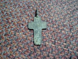 Поднял подобный крестик в Смоленской области..теперь вот вопрос мучает,может вернуть на место или оставить дальше себе ? В церковной лавке спросил..говорят как хочешь,можно и так и так...