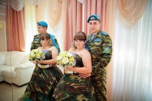 Блин, сначала подумал, что 2 пары близнецов женятся, но потом дошло, что это зеркало.