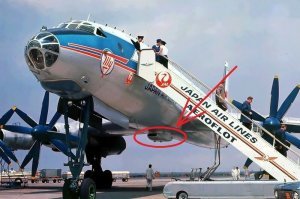 может есть знатоки гражданской авиации, подскажите, что у Ту-114 такое под фюзеляжем???