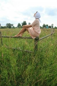 Где столб?!С лева есть,а она на чем держится?