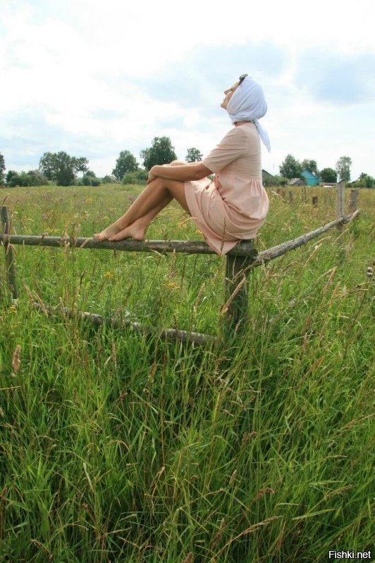 Где столб?!С лева есть,а она на чем держится?