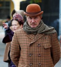 Вот Шерлок Холмс - всех времён и народов... ( да простит меня Соломин, но Ватсон лучше получился у Андрея Панина...)
Да и вот эти Холмс с Ватсоном не плохо получились...
А на фото - "хрень мыльная", а не Шерлок Холмс...