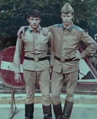 скажу даже конкретней .служил в рембате ,ремонтировали технику обслуживающую полёты.я был электриком.так нас 32 человека бросали по многим аэродромам,так вот из под киева в семипалатинск  ,туда и обратно летели на этом самолёте.даже вспомнил эти сиденья.я справа