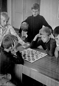 Две шашки потеряли.