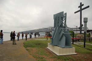 В 1999 году по инициативе сотрудников Ульяновского отряда ФГП "Ведомственная охрана железнодорожного транспорта РФ" на Куйбышевской железной дороге в память о погибших на "Александре Суворове" был установлен крест. В 2006 году восьмой пролет, в который врезался теплоход, был заменен вместе с другими пролетами. Фрагмент данного пролета установили на территории охраны волжского моста как память о трагедии.