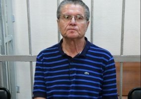 Хорошо,-назовите мне человека который по вашему не будет воровать,покупать себе дома за границей, имея такую возможность.
На вопрос их надо сажать,отвечу-у нас сажают,но не всех и сразу.