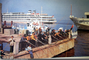 на фото: тот самый т\х "Александр Суворов" который 5 июня 1983 года пошел под 6 пролет Ульяновского моста.Срезало верхнюю палубу с рубкой,трубами и  с кинозалом,где шел фильм.Погибло более 170 человек.