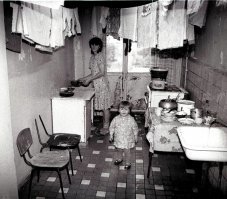 Автор,ты бы написал ,что это кухни "закордона".А то я сначала не понял,с какой это планеты. Вот,реальные кухни тех лет в совдепе.