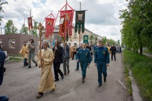 И зачем распространять этот фейк? Большинство фишкян повелись, приняв за чистую монету, даже не вникнув что это фейк. Это фото ежегодного крестного хода в г. Слободской Кировской области в 2016 году. Только на оригинале фото задымления нет.