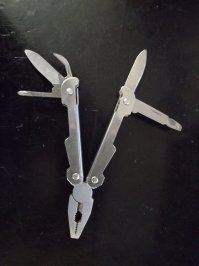 Как-то не особо полюбил ножи. 
Даже в лес на рыбалку иду, порой дома нож забываю.
Вот такую штуку из фикс-прайса с собой в лес последнее время таскаю.
На удивление, железо довольно крепкое, отвёртку конечно свернул, но справедливости ради, стоит отметить, что пытался открутить довольно жестоко заклинивший винтик. Плоски отличные, выручали пару раз на рыбалке, катушку чинил, а так бы пришлось бы идти домой без улова.
Нож если наточить, то может нормальный будет, плетёнку уж очень плохо перерезает. Ну и пилочка выручала, тоже ноготь сломал, царапался, бесил. Пилочкой нормально подточил.