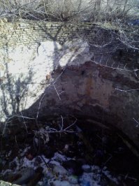 "Дальше мне встретился просто огромный колодец!!! В диаметре примерно 5 метров и глубиной метров 10 как мне показалось. Он явно был сделан еще в 19 веке монахами. Очень был впечатлён размером колодца!"
Это не колодец. Это подземная часть водонапорной башни. Вот фото аналогичных руин в моем городе. Наследие "тоталитарного режима", когда такие башни стояли и выполняли свою работу. Эта башня, как и в посте, оказались в одинаковом состоянии по одной причине: их растащили на кирпичи (или камни) местные жители после падения СССР.