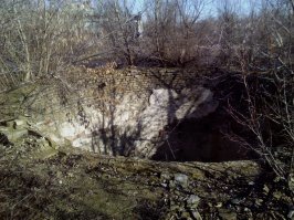 "Дальше мне встретился просто огромный колодец!!! В диаметре примерно 5 метров и глубиной метров 10 как мне показалось. Он явно был сделан еще в 19 веке монахами. Очень был впечатлён размером колодца!"
Это не колодец. Это подземная часть водонапорной башни. Вот фото аналогичных руин в моем городе. Наследие "тоталитарного режима", когда такие башни стояли и выполняли свою работу. Эта башня, как и в посте, оказались в одинаковом состоянии по одной причине: их растащили на кирпичи (или камни) местные жители после падения СССР.