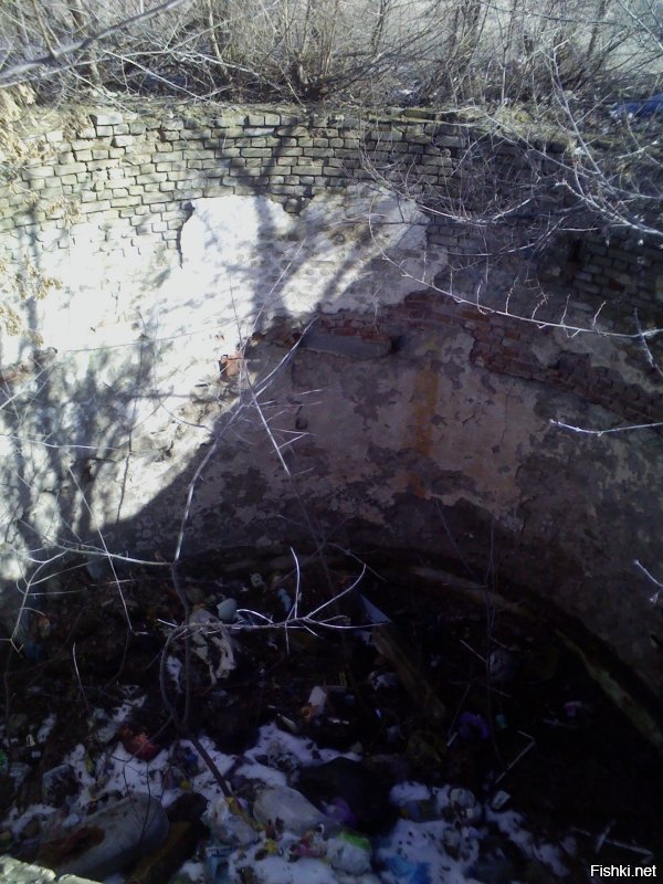 "Дальше мне встретился просто огромный колодец!!! В диаметре примерно 5 метров и глубиной метров 10 как мне показалось. Он явно был сделан еще в 19 веке монахами. Очень был впечатлён размером колодца!"
Это не колодец. Это подземная часть водонапорной башни. Вот фото аналогичных руин в моем городе. Наследие "тоталитарного режима", когда такие башни стояли и выполняли свою работу. Эта башня, как и в посте, оказались в одинаковом состоянии по одной причине: их растащили на кирпичи (или камни) местные жители после падения СССР.