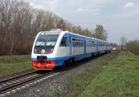 Был прошлым летом в Чебоксарах. Обратил внимание, что проводов над путями нет. Думал, что электричек там нет. Оказалось, что вместо них есть РА-2.  
И это не богатый регион.