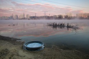 Фотографии лет пять, если не больше. Стройка на том берегу давным давно закончена, территория вокруг облагорожена и ей дано название "парк 850 летия москвы", берег с которого сделано фото, тоже приведен в порядок гуглится как "братеевская пойма"
На втором фото(наше дни):
В кружке - законченная стройка
Крестиком - приблизительное место с которого фотографировали.