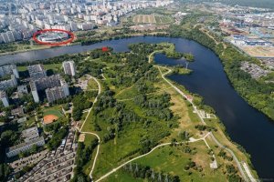 Фотографии лет пять, если не больше. Стройка на том берегу давным давно закончена, территория вокруг облагорожена и ей дано название "парк 850 летия москвы", берег с которого сделано фото, тоже приведен в порядок гуглится как "братеевская пойма"
На втором фото(наше дни):
В кружке - законченная стройка
Крестиком - приблизительное место с которого фотографировали.