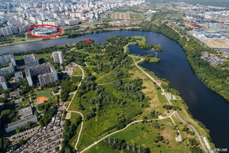 Фотографии лет пять, если не больше. Стройка на том берегу давным давно закончена, территория вокруг облагорожена и ей дано название "парк 850 летия москвы", берег с которого сделано фото, тоже приведен в порядок гуглится как "братеевская пойма"
На втором фото(наше дни):
В кружке - законченная стройка
Крестиком - приблизительное место с которого фотографировали.