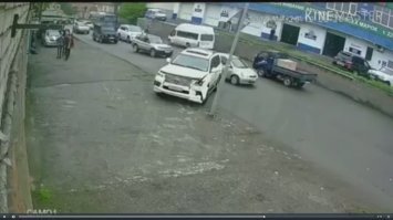 интересно, что там делает водила данного картонного чуда? аварком вызывает?