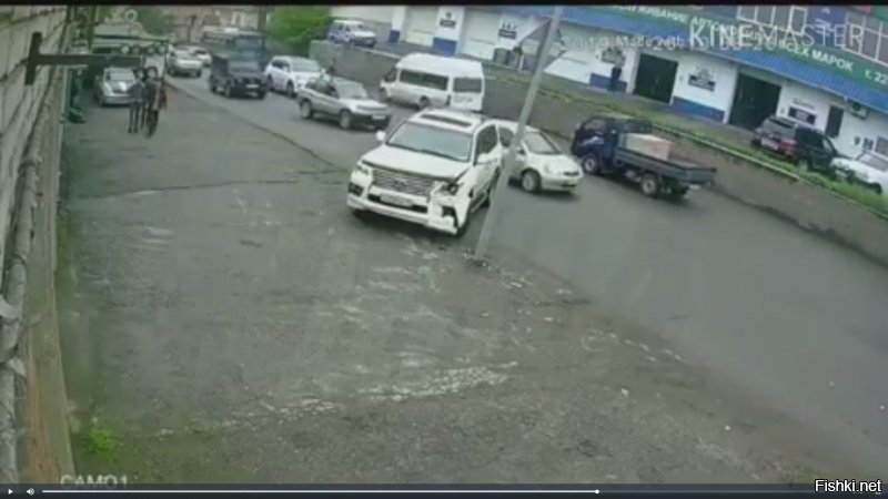 интересно, что там делает водила данного картонного чуда? аварком вызывает?