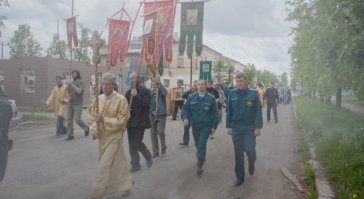 Вот как надо тушить пожары!
В Сибири МЧС проводит крестные ходы против лесных пожаров.
Руководитель штаба по тушению пожаров Максим Касимиров заявил:
«Мы тут предполагаем, а Господь, как известно, располагает. Если это за что-то ниспослано, то можно сколько угодно тратиться на технические средства тушения, на вертолёты, самолёты, порошки, а всё равно сгорит лес. Поэтому мы решили начать с крестного хода», – сказал Касимиров