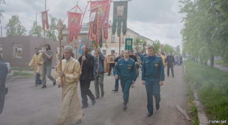 Вот как надо тушить пожары!
В Сибири МЧС проводит крестные ходы против лесных пожаров.
Руководитель штаба по тушению пожаров Максим Касимиров заявил:
«Мы тут предполагаем, а Господь, как известно, располагает. Если это за что-то ниспослано, то можно сколько угодно тратиться на технические средства тушения, на вертолёты, самолёты, порошки, а всё равно сгорит лес. Поэтому мы решили начать с крестного хода», – сказал Касимиров