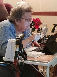 20 фото, на которых пожилые люди по-своему используют современные технологии