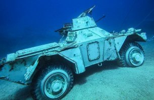 Теоретически звучит красиво. Но следов "тщательной зачистки" не видно, судя по этой фотке их даже не потрудились отпескоструить, старая краска лохмотьями отрывается. Движки, электронику и остальной полезный лут конечно свинтили, но не из-за любви к природе, а потому что они ценность имеют на разборке. 
А кораллами все зарастет (если они там водятся), крейсера на морском дне лежат - явно без предварительной подготовки, с непустыми баками солярки и заросли как миленькие.