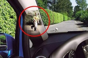 За широкой стойкой можно и целое авто спрятать, не то что столб или человека.