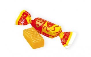 Зря ты *снежок* обижаешь,-мне он нравился больше,и внутри там был не сахар-песок,а какая то непонятная фигня,а любимыми были *театральные*и *мятные*.